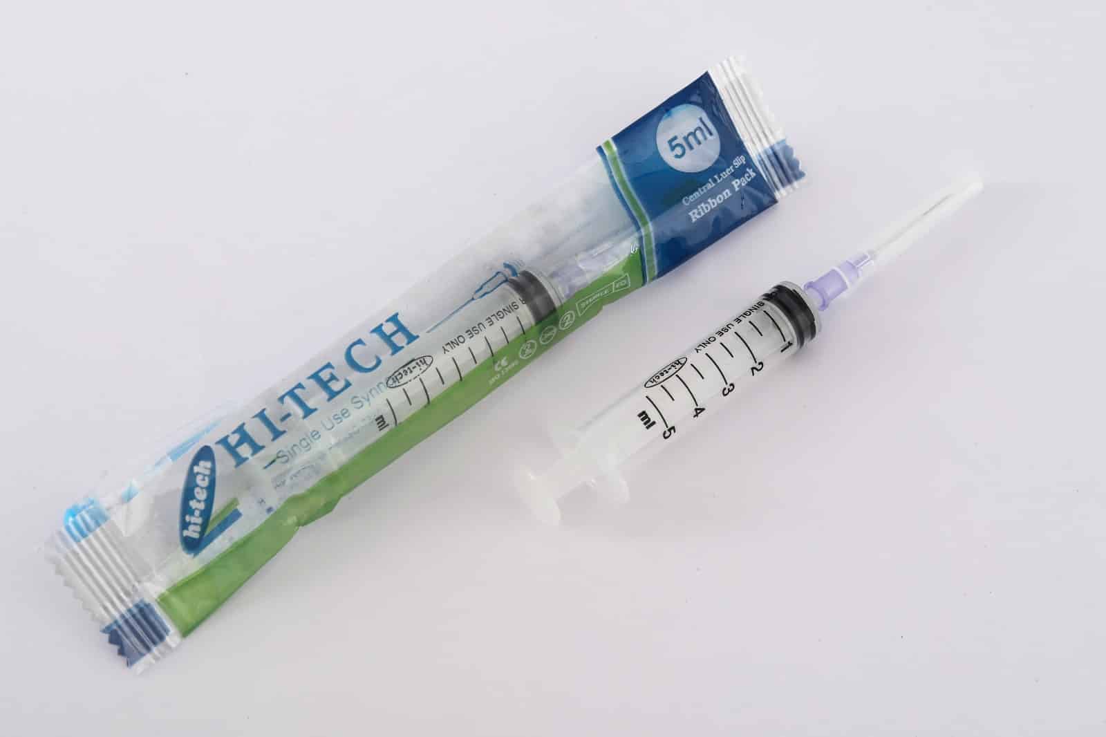 HITECH Single Use STERILE HYPODERMIC SYRINGES With Needle Seelingo.in First DoorToDoor B2B